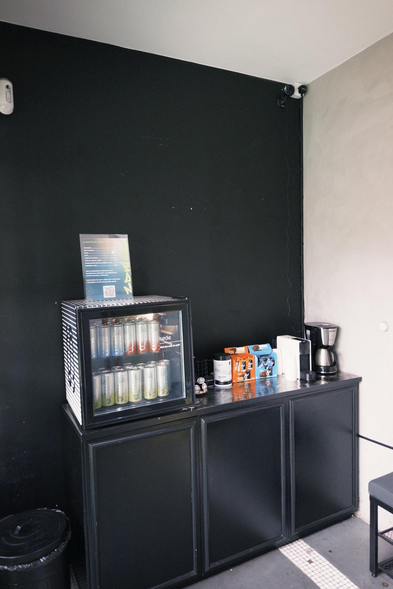 Espaço de conveniência com bebidas, suplementos e café na Vila Madalena