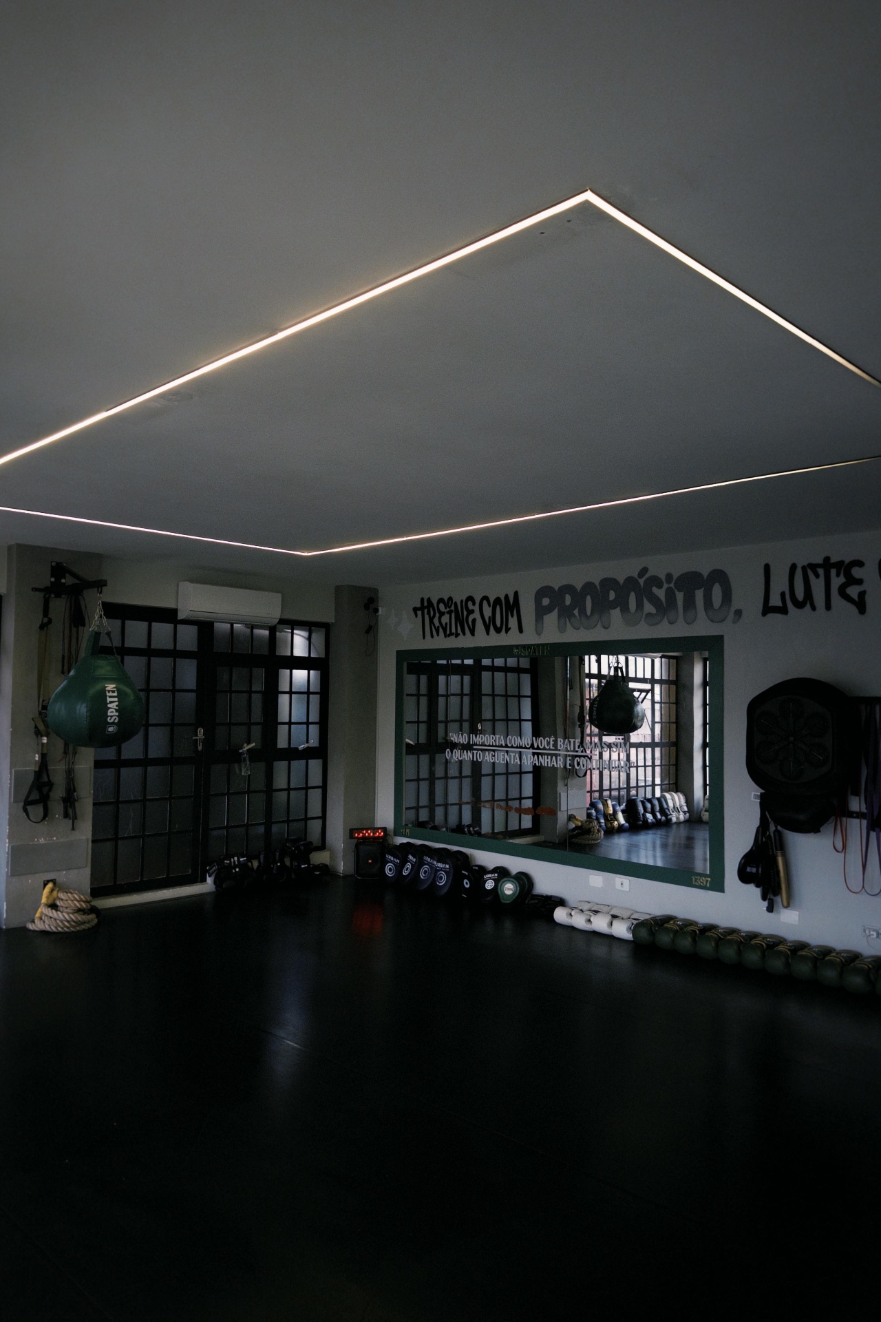 Área interna da Vila Madalena com logo Urban Fight House na parede