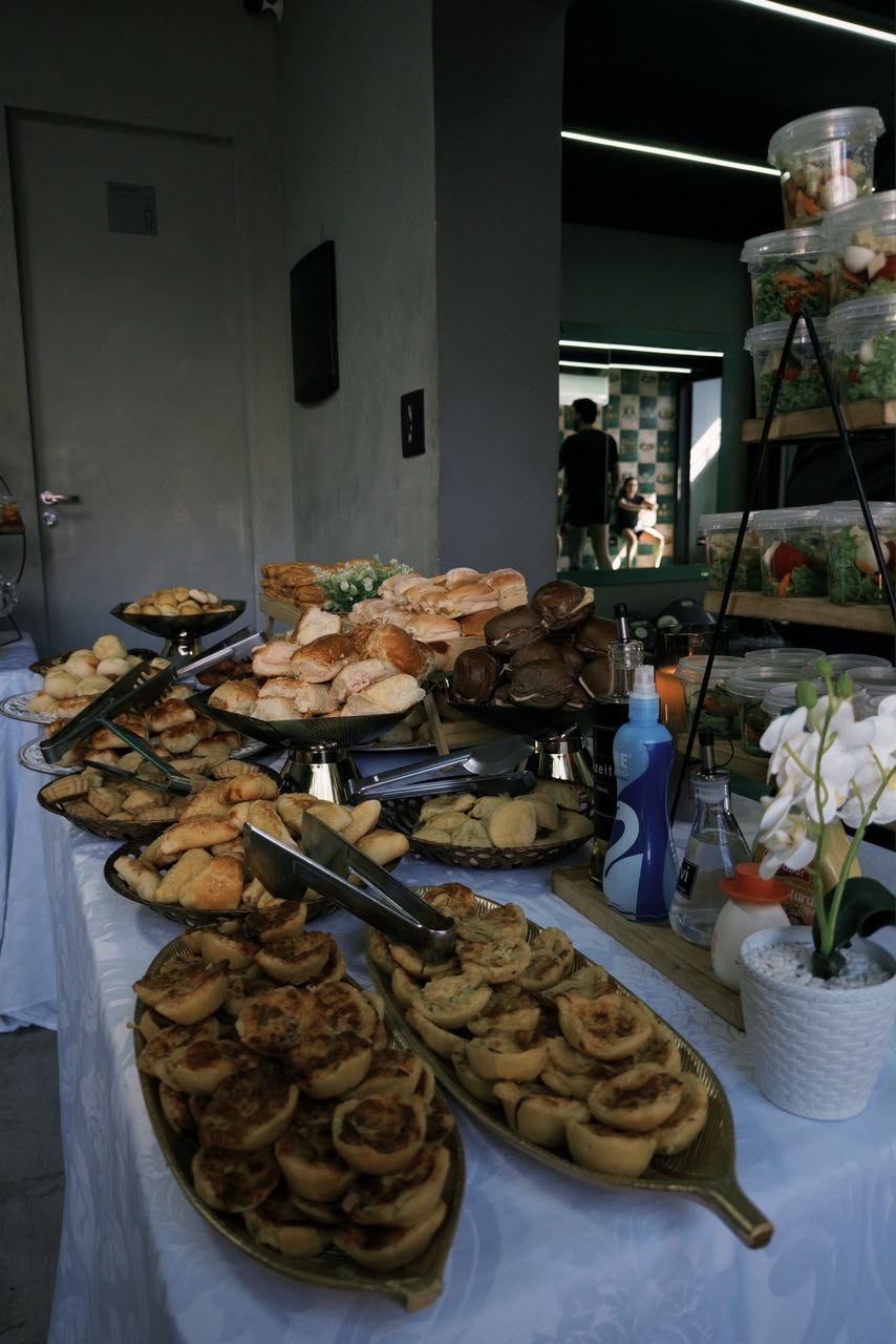 Mesa de brunch com salgados, pães e saladas na Urban