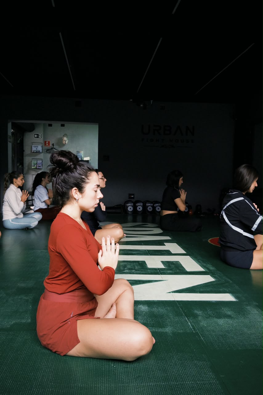 Colaboradores treinando boxe em evento corporativo