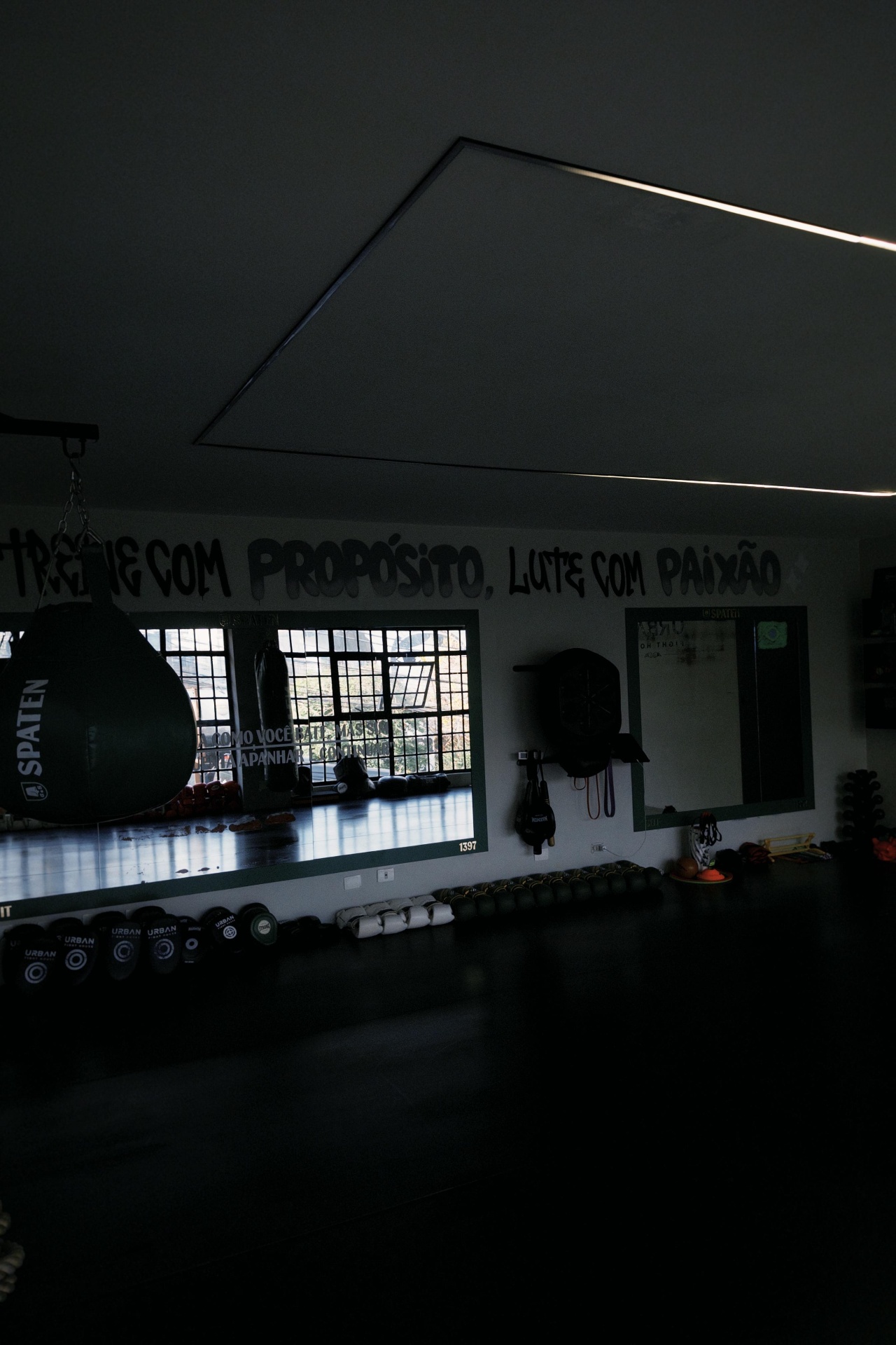 Sala de treino da Vila Madalena com saco de pancada e grafite treine com propósito, lute com paixão